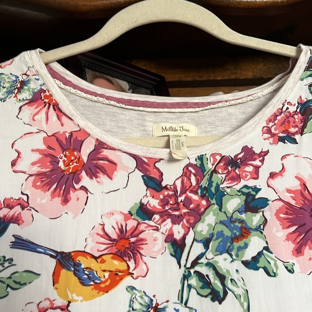 MATILDA JANE Friends Forever Elyse Tee, Floral Blend w/Birds, Size Medium, GUC. - Picture 4 of 9